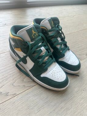 Jordan Nike Sneakers in Green/White/Yellow. Kids 4.5Y
